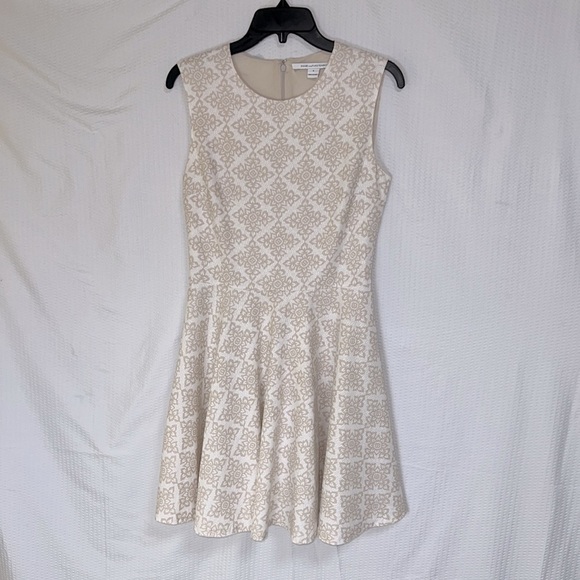 Diane Von Furstenberg Cream and Beige Jeannie Henna Print Sleeveless Dress -Sz 6 - Picture 4 of 13